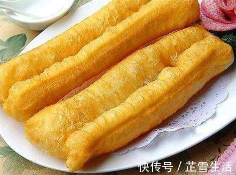 油条炸得不蓬松,方法没做对,这么做零失败,5块钱炸一锅