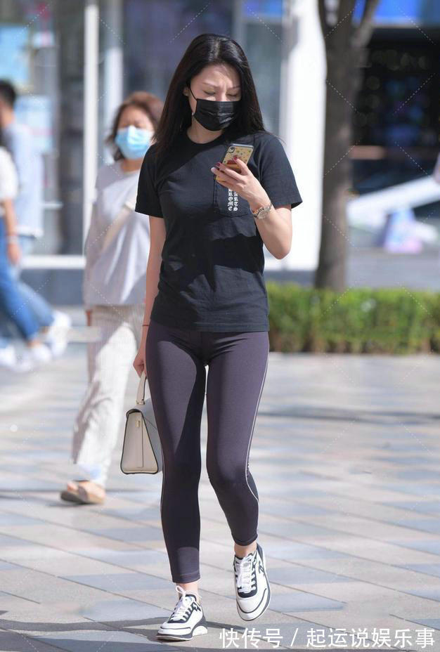 穿搭 打底裤配合黑色短袖,上身很有时尚感,凸显满满的女人味