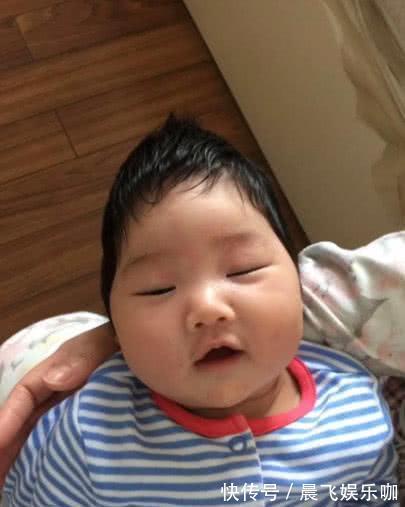 女儿|妈妈晒女儿成长照,女大十八变,网友打包票说:这不是一个人