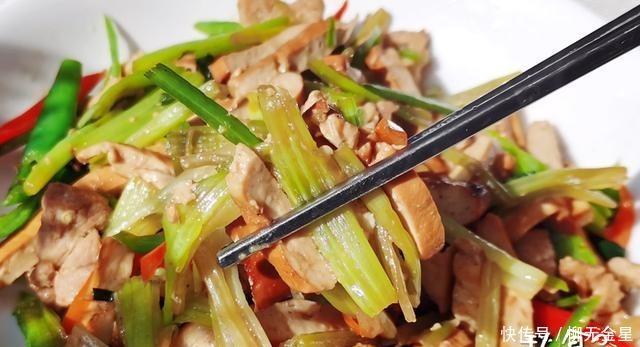 香芹炒香干|用吃1盒快餐的钱,自己在家里做了3道菜,有荤有素,好吃还下饭