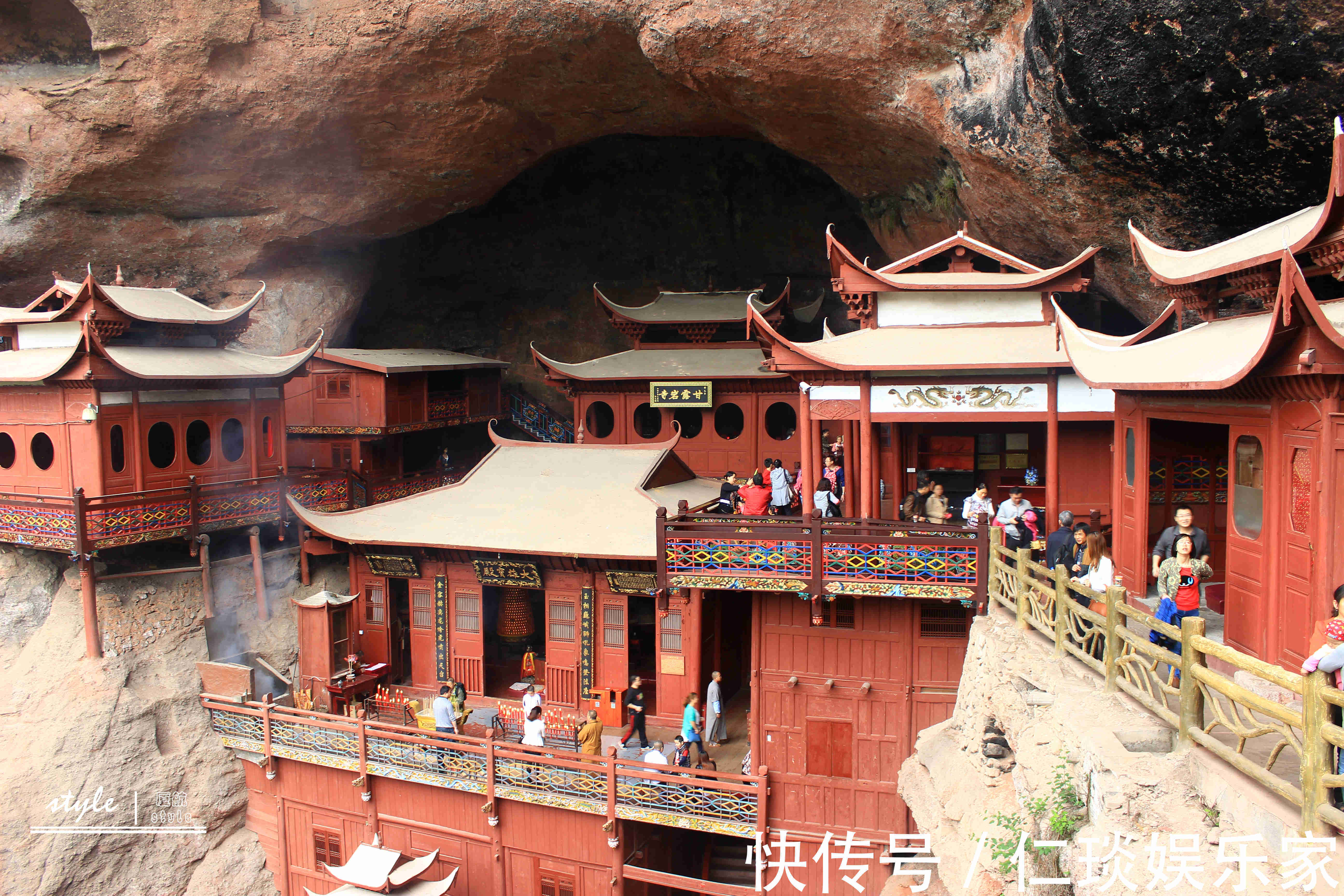 游客|中国最神奇的悬空寺庙，建在悬崖边上，游客络绎不绝，香火不断