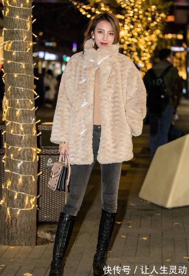 牛仔热裤 灰色针织衫打底,配上牛仔热裤,展现另类的时尚感