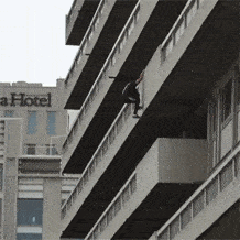 |搞笑GIF:老板,来双47码的!