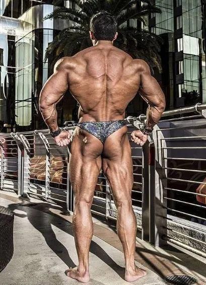 场面|当黄哲勋遇上E杯小姐姐，胸肌完全不输，场面一度十分尴尬