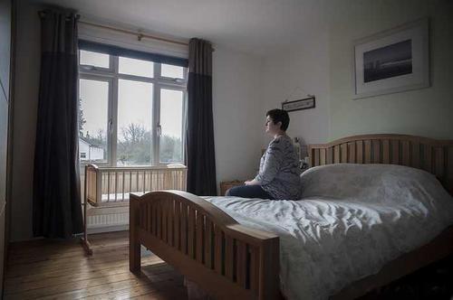 负面情绪|5年过去了,当年喝母乳被妈妈用剪刀划伤脸的男婴,现在如何了?