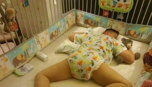 巨婴|33岁“巨婴男孩”,吃饭要喂睡觉要哄,父母照顾下拒绝长大