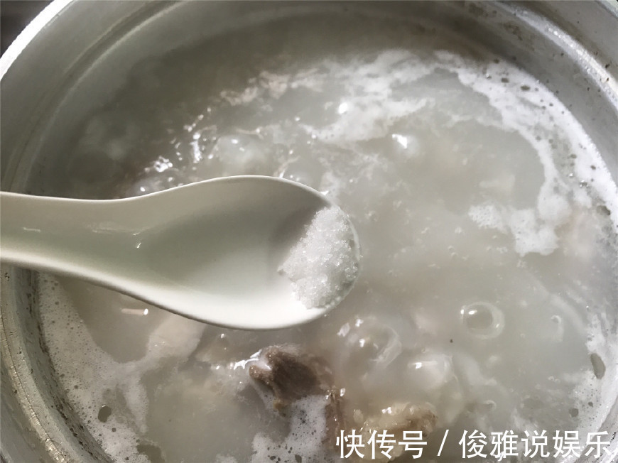 筒骨|秋冬,我隔三差五就煲这粥,孩子最喜欢,补充钙质,长个快