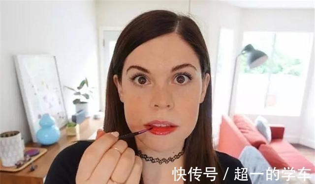 美妆博主 用巧克力豆随机化妆有多难博主涂绿粉底画蓝眉毛，全妆却超惊艳！