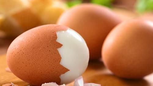 天热煮鸡蛋,直接下锅煮就错了,教你一招,鸡蛋又香又嫩还好剥壳