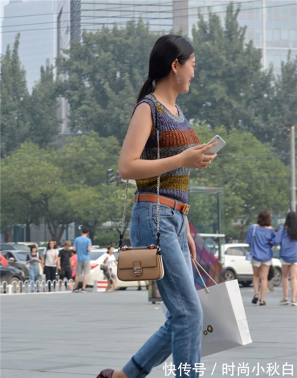 牛仔裤 蓝色修身牛仔裤,搭配暗红色尖头细跟鞋,休闲中带着时尚范