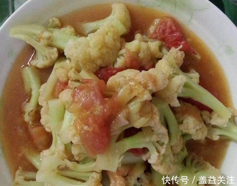 为家庭晚餐准备了三道菜,它们充满了色彩、香味和味道