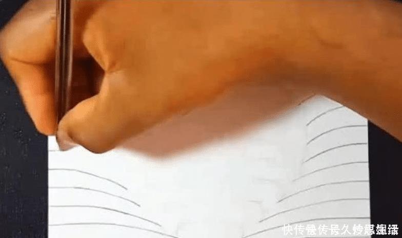 心形&美术老师在纸上手绘心形,网友们说很简单,看到成品后却愣住了