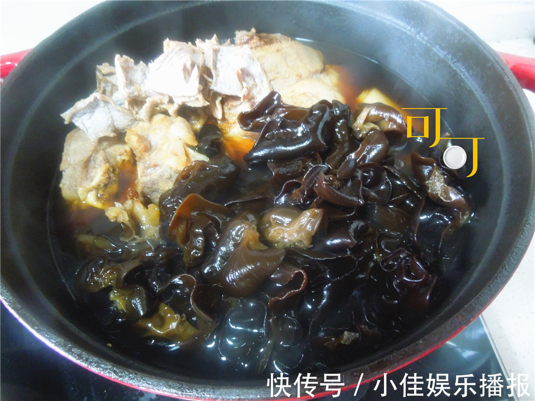 肉香满溢的蹄髈烧法，笋干和木耳更受欢迎，炖一锅一家人吃两餐