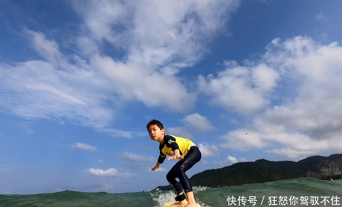 杜江与嗯哼冲浪曝光,嗯哼右脚边的东西却惹争议,该不该佩戴?
