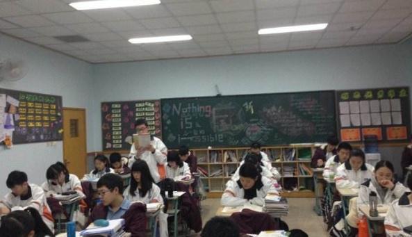 市场经济@有种“强悍”叫文科生的课本,字体密密麻麻,其中的痛苦我们不懂