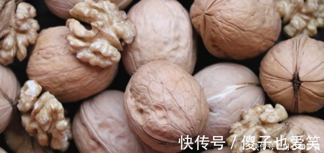 姑姑|53岁的姑姑吃了20年的核桃吃法,不炒不炸不熬粥,越吃越精神!