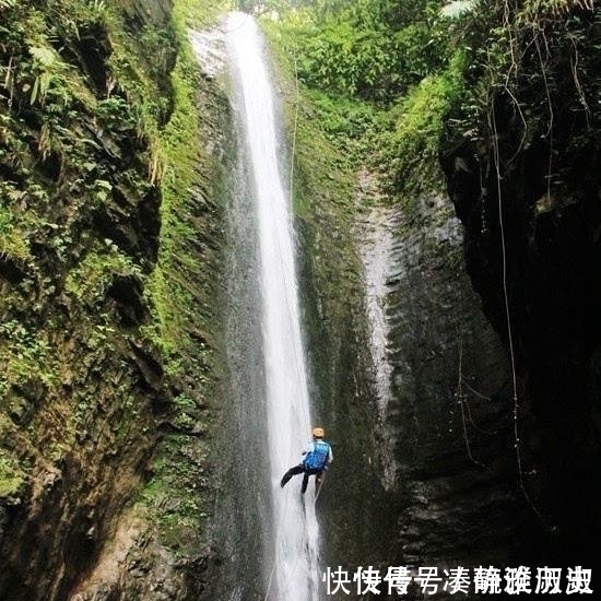 救援人员|两驴友挑战网红瀑布速降，卡在瀑布中间，双双溺亡