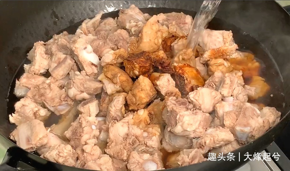 反复提醒,炖排骨时万万不要先焯水,牢记2步,排骨鲜嫩无腥味