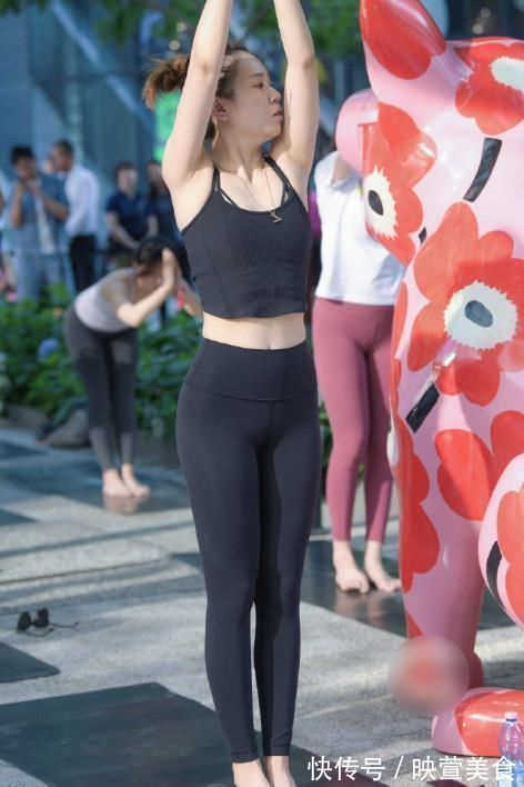紧身裤|拍照瑜伽妹子好工夫,没点本领可当不了她的敌手