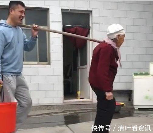 小伙|奶奶心疼孙子,执意要替孙子分担,孙子的做法让大家竖起大拇指!
