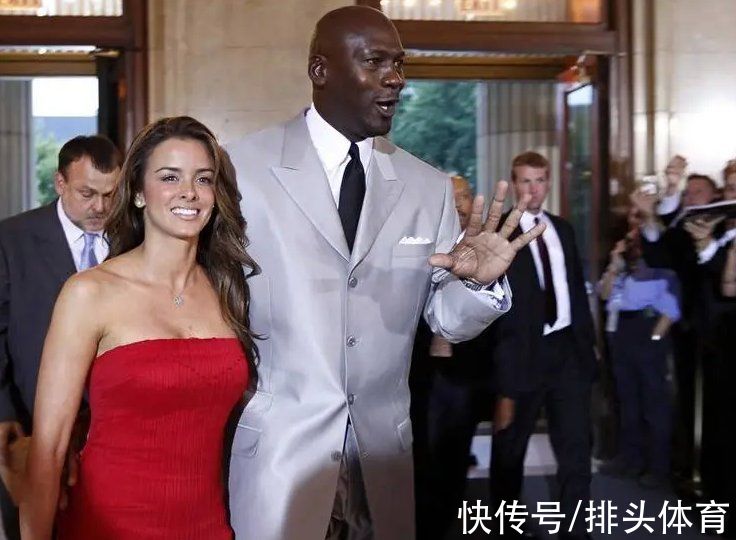 乔丹|乔丹俩儿子近照曝光！坐拥135亿家产，与后妈相差10岁，太享福