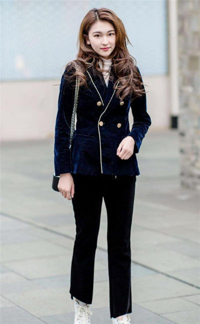 美女|街拍:颜值出众的美女,一条优雅的连衣裙搭配时尚的红色包包,靓丽而又时尚