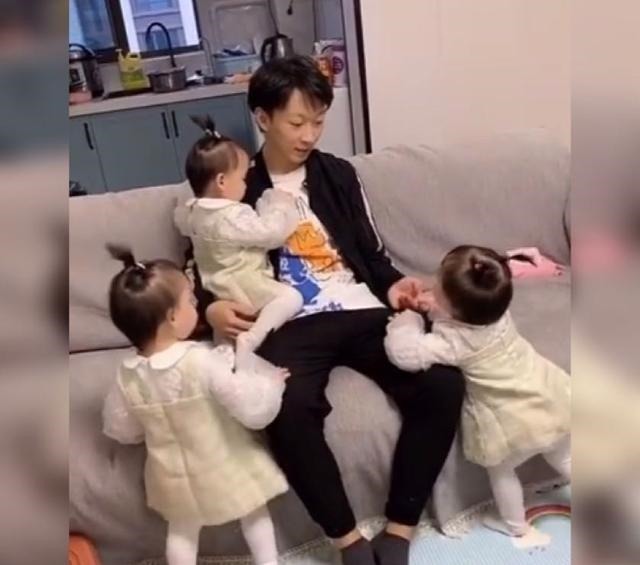 独生子女|爸爸买菜回来,三胞胎出人意料的举动太暖心,网友:得有多幸福啊