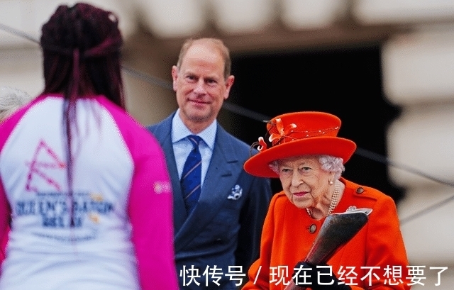 拐杖 英女王真的老了!走路要用拐杖,上次用拐杖还是在膝盖手术后