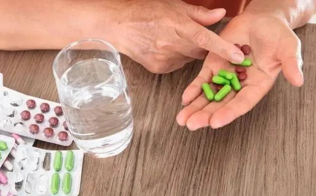 凹洼处|胃痉挛发作，上腹部的剧烈疼痛，按揉人体”这个穴位“能快速止痛