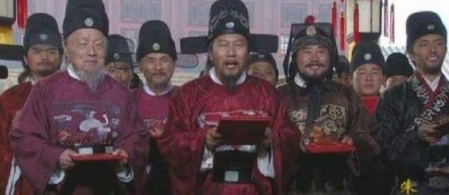 大臣们!朱元璋作一首诗, 前两句一出哄堂大笑, 念完后两句鸦雀无声