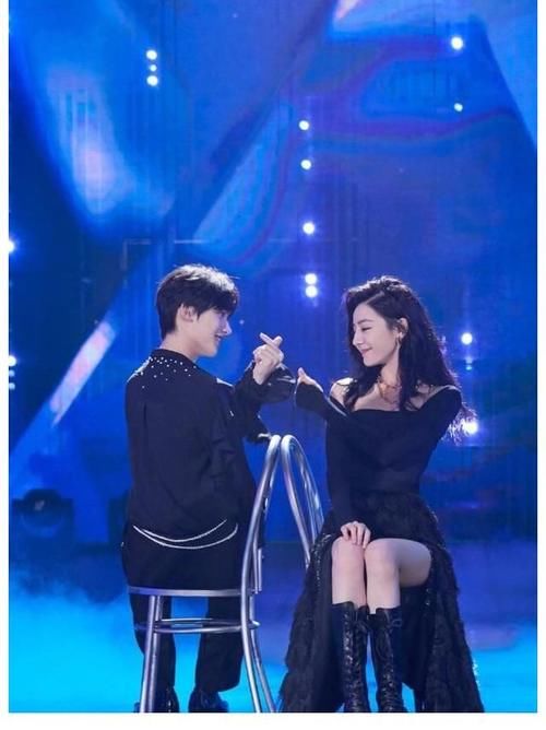 迪丽热巴|荣耀夫妇现身《快乐大本营》,迪丽热巴丁程鑫热舞好养眼