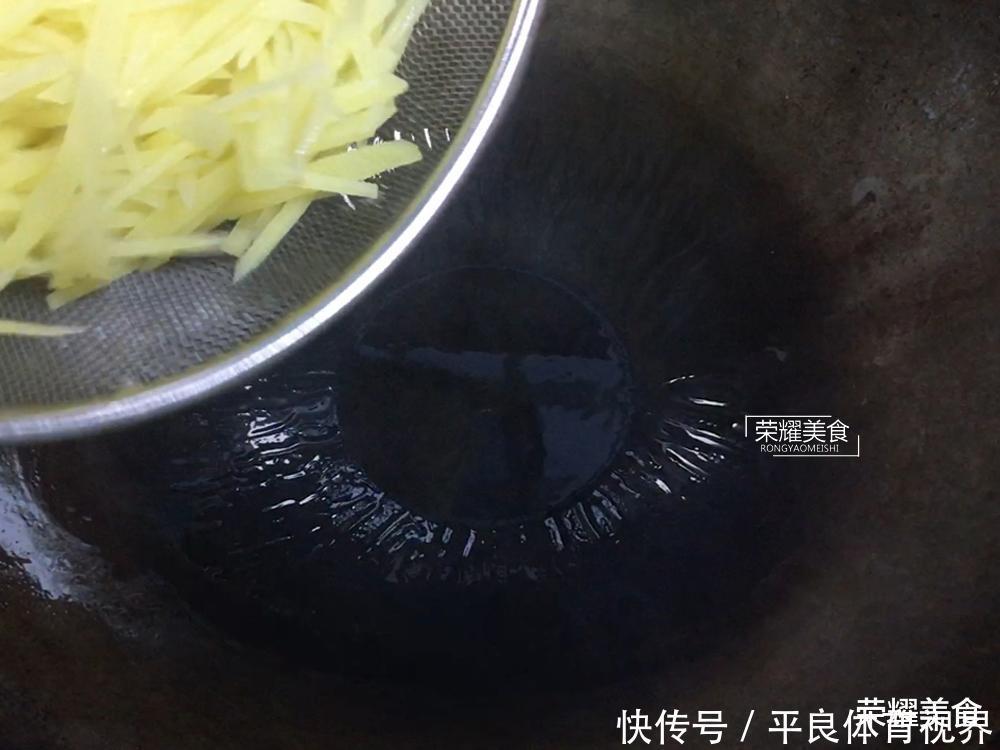  炒土豆丝时，有的人在第一步就做错了，多加一个步骤，爽脆不发黑