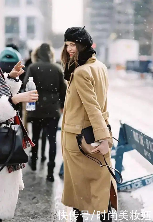 减龄|刘芳菲故宫游太会穿了,绿色大衣配贝雷帽好减龄,洋气不止一点点