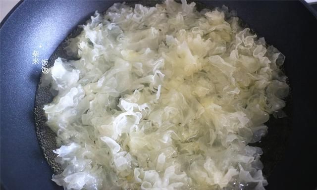 这一食材别总炖汤了,换种简单吃法,入味又开胃,现在吃正合适