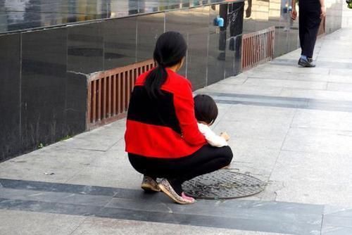 如厕|为省钱而流行的“新型把尿”,正在摧毁孩子的泌尿系统,别大意