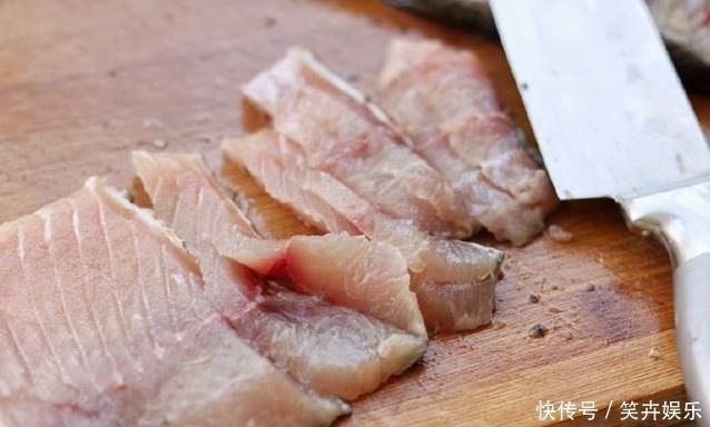 草鱼最好吃的做法,葱香浓郁,1条不够吃,鱼肉嫩滑有妙招