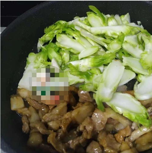 猪肉|这菜以前不懂都扔掉了,搭配猪肉一起炒,脆嫩爽口,炒一盘不够吃