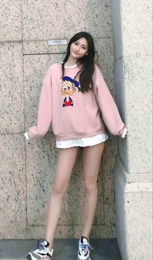 美女着粉色卫衣叠穿搭配短裤，轻松穿出迷人大长腿，年轻又显活力