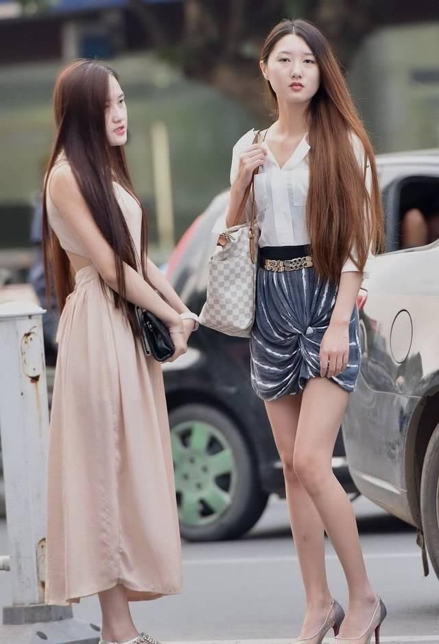 街拍俩美女路边等车，一个骨感高挑，一个丰满圆润，你喜欢哪个