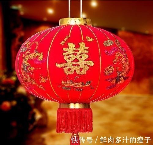 尴尬了!新郎婚礼现场深情款款单膝下跪给新娘献花,裤裆突然爆了