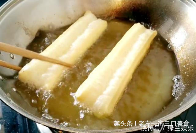 炸油条,传统老配方不用鸡蛋不用酵母,让您找回小时候的味道