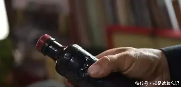 水瓶|男子苦学书法几十载,用水瓶创“空心字书法”,靠这技术年入40万