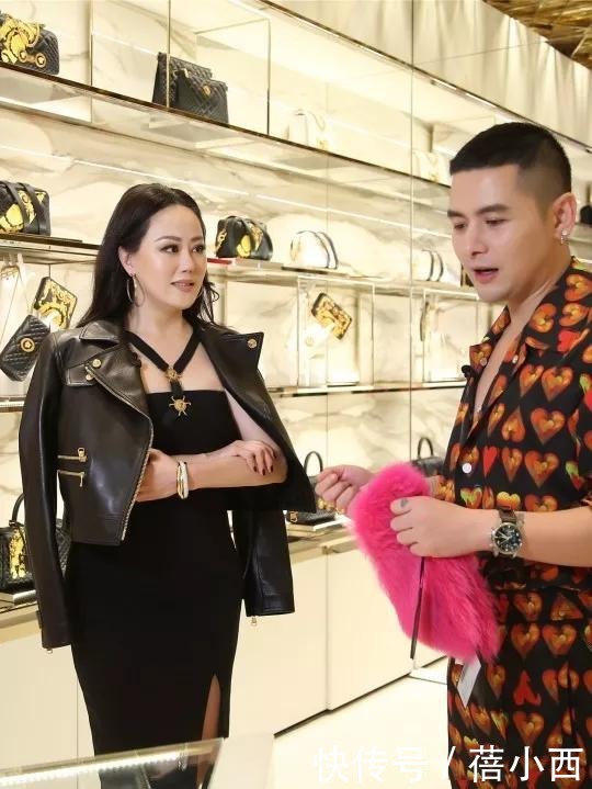 包臀裙|章小蕙的贵妇感无敌了,穿黑色吊带裙配皮衣性感霸气,美出国际范