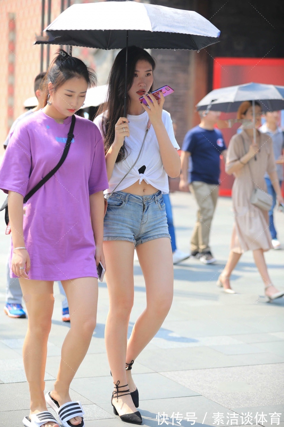 穿搭 白色小吊带搭配牛仔短裤,显得年轻,尽显气质