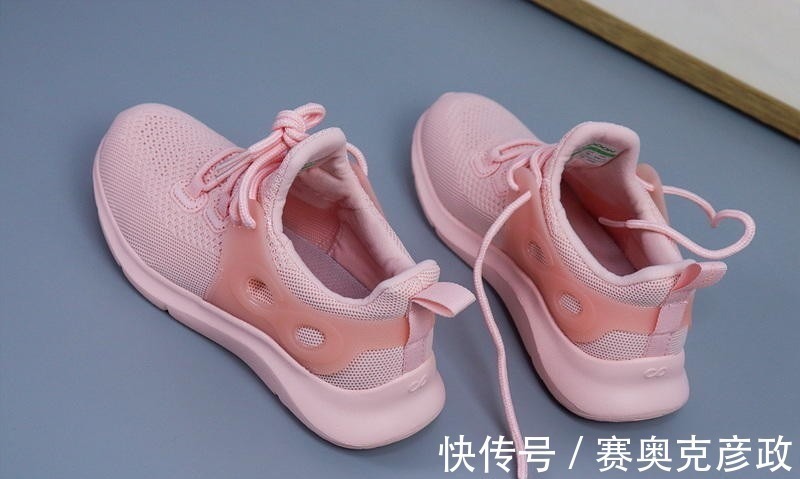 老妈 我用买冰皮月饼的钱,给老妈换了一双咕咚5K跑鞋