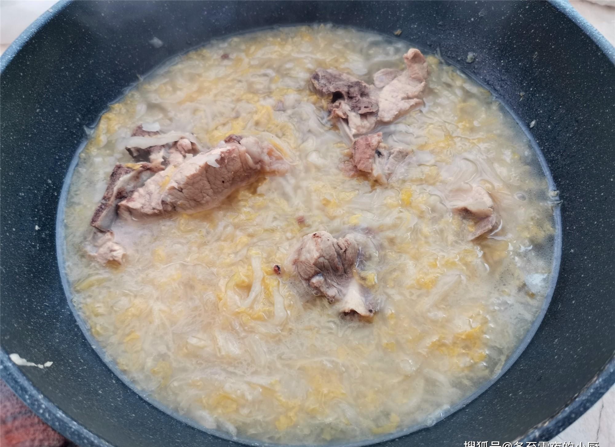  冬季，东北人又到了吃酸菜的季节，把酸菜这样做，酸爽开胃又下饭