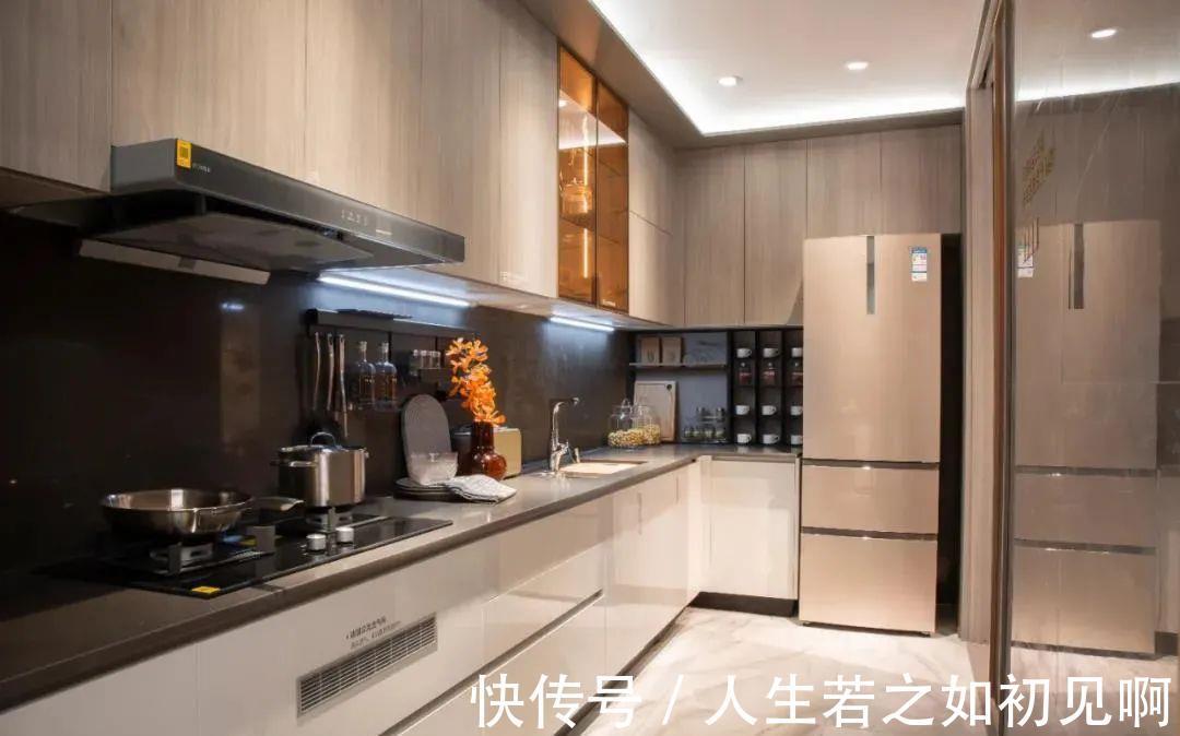 厨房|5㎡厨房这样装，好看又实用！见缝插针塞冰箱，打满橱柜收纳强！