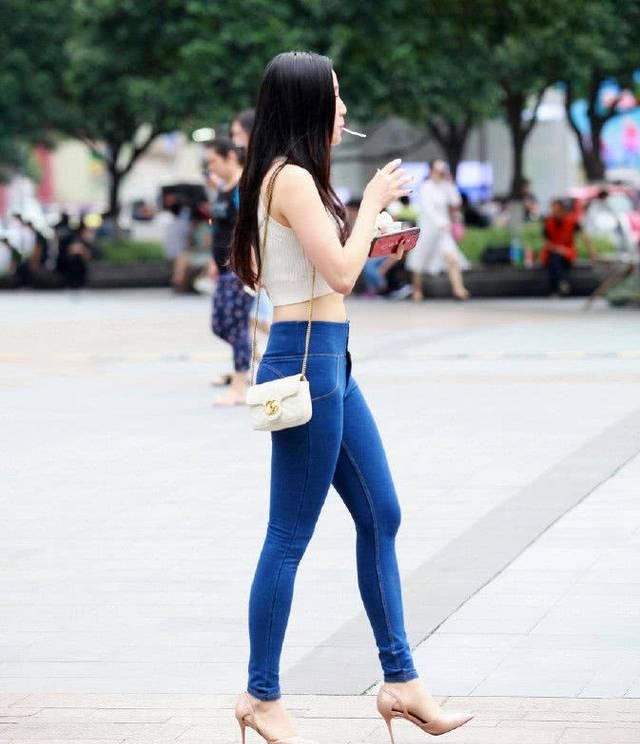 高跟鞋|街拍美女牛仔裤和高跟鞋最配,轻松显瘦又显腿长,赶紧学起来