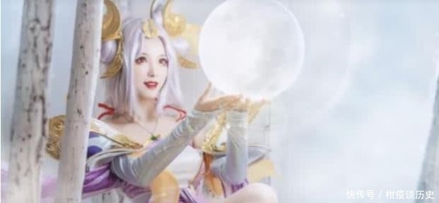 王者|小女生cos王者荣耀嫦娥，和兔子对视心都萌化了，网友：好腿！