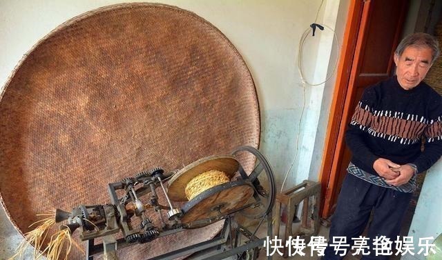 原材料$68岁大爷做1门手艺10年,村民年年免费送原材料,看他咋处理